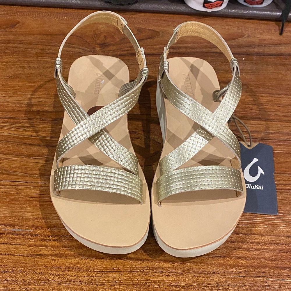 OluKai NWT onohi platform leather Strappy Metallic Gold Sandals Womens 8
